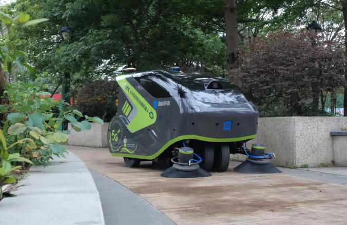 jiuyou.com九游环境5G环卫机器人亮相2021中国创新创业成果交易会